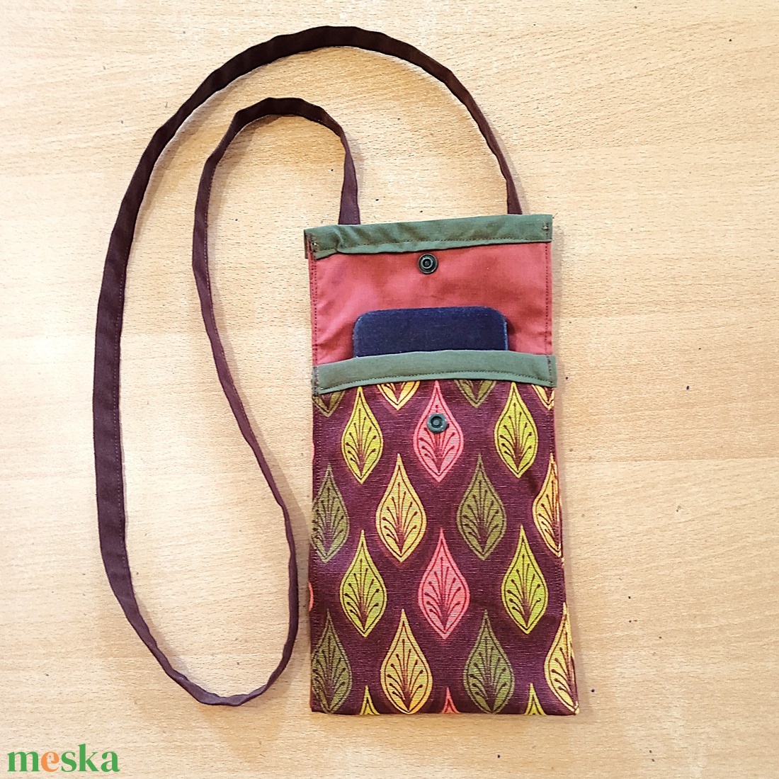 Nyakba akasztható mobil tok - barna alapon őszies pávaszemek - táska & tok - pénztárca & más tok - telefontok - Meska.hu