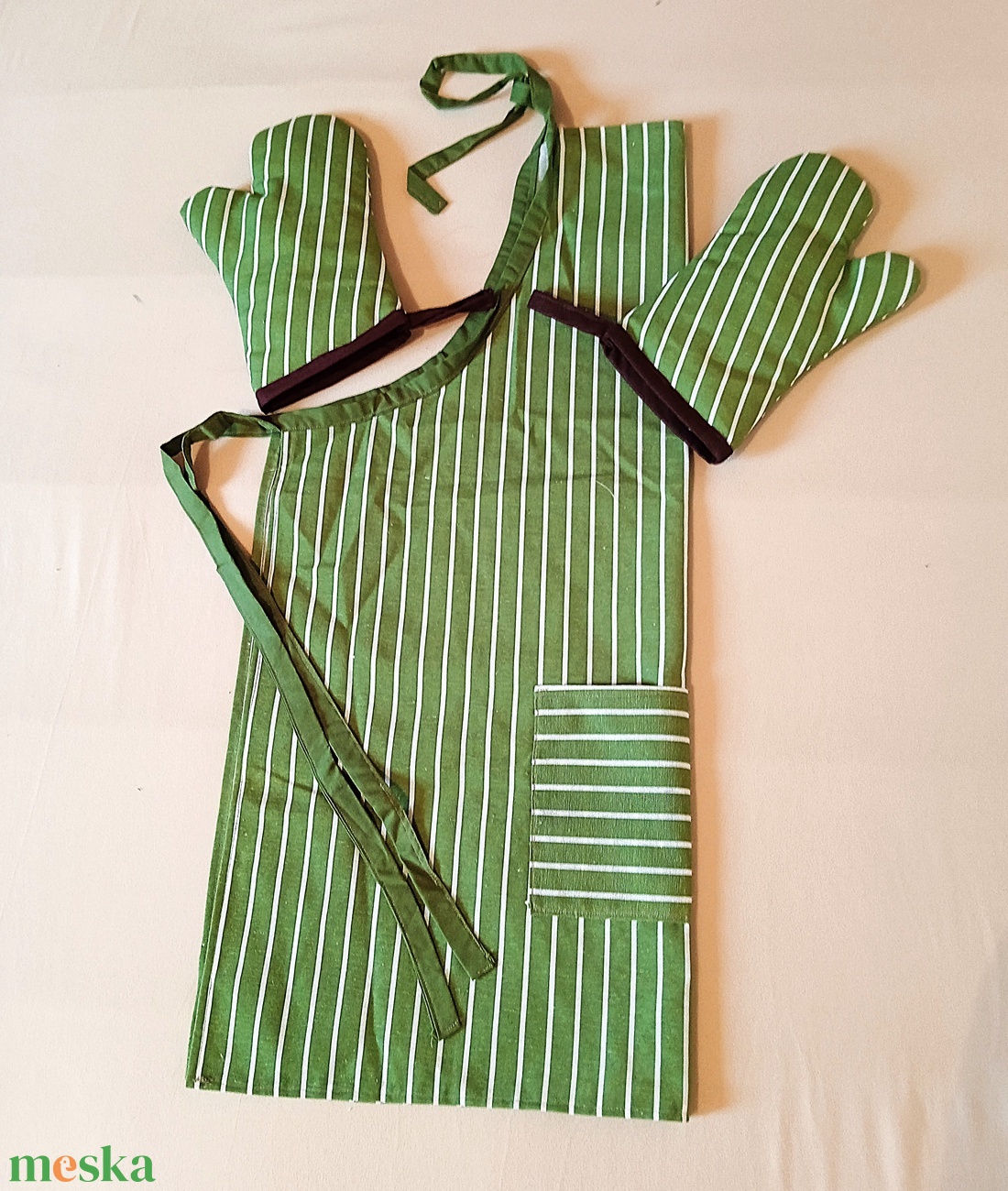 Konyha szett  /kötény, kesztyű/ - zöld - fehér csíkos - otthon & életmód - konyhafelszerelés, tálalás - konyhai textil - edényfogó & edényfedő - Meska.hu