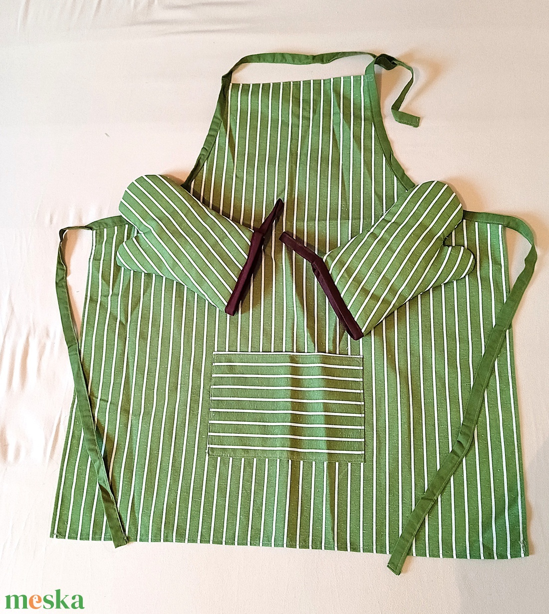 Konyha szett  /kötény, kesztyű/ - zöld - fehér csíkos - otthon & életmód - konyhafelszerelés, tálalás - konyhai textil - edényfogó & edényfedő - Meska.hu