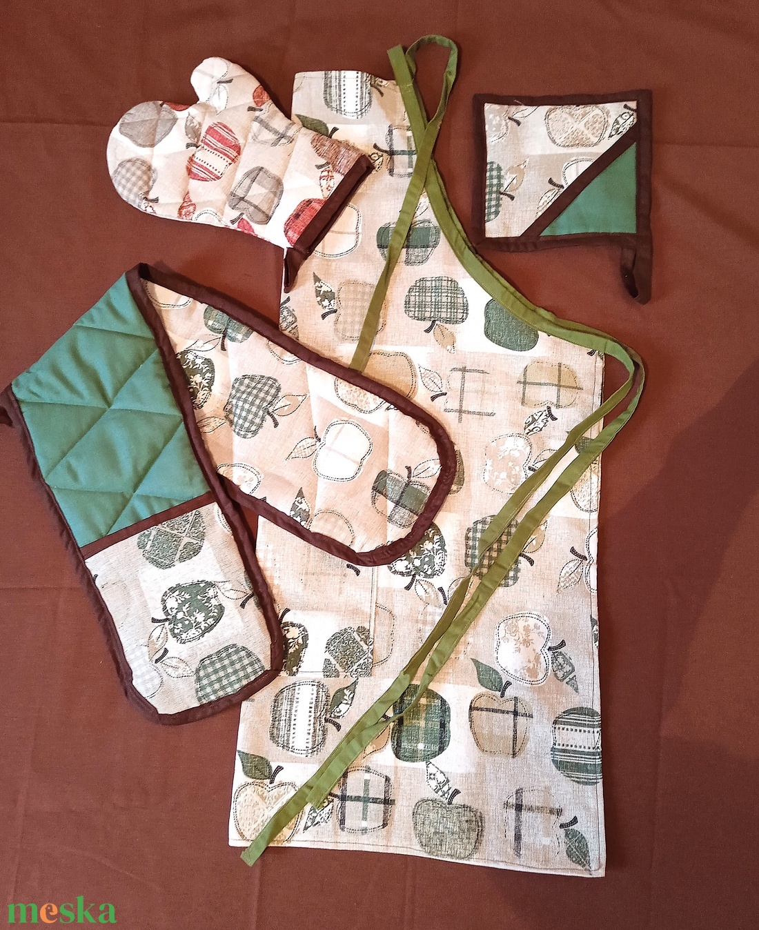 Konyha szett  /kötény, kesztyű. tepsifogó, fedő fogó/ - alma mintás - otthon & életmód - konyhafelszerelés, tálalás - konyhai textil - edényfogó & edényfedő - Meska.hu