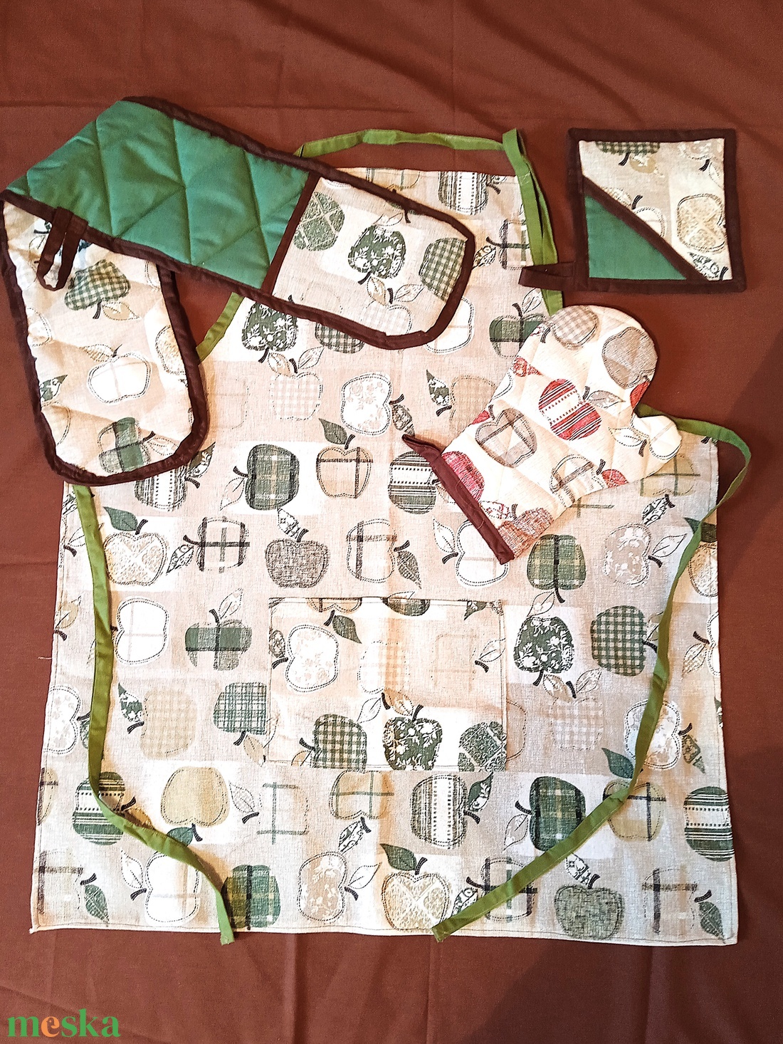 Konyha szett  /kötény, kesztyű. tepsifogó, fedő fogó/ - alma mintás - otthon & életmód - konyhafelszerelés, tálalás - konyhai textil - edényfogó & edényfedő - Meska.hu