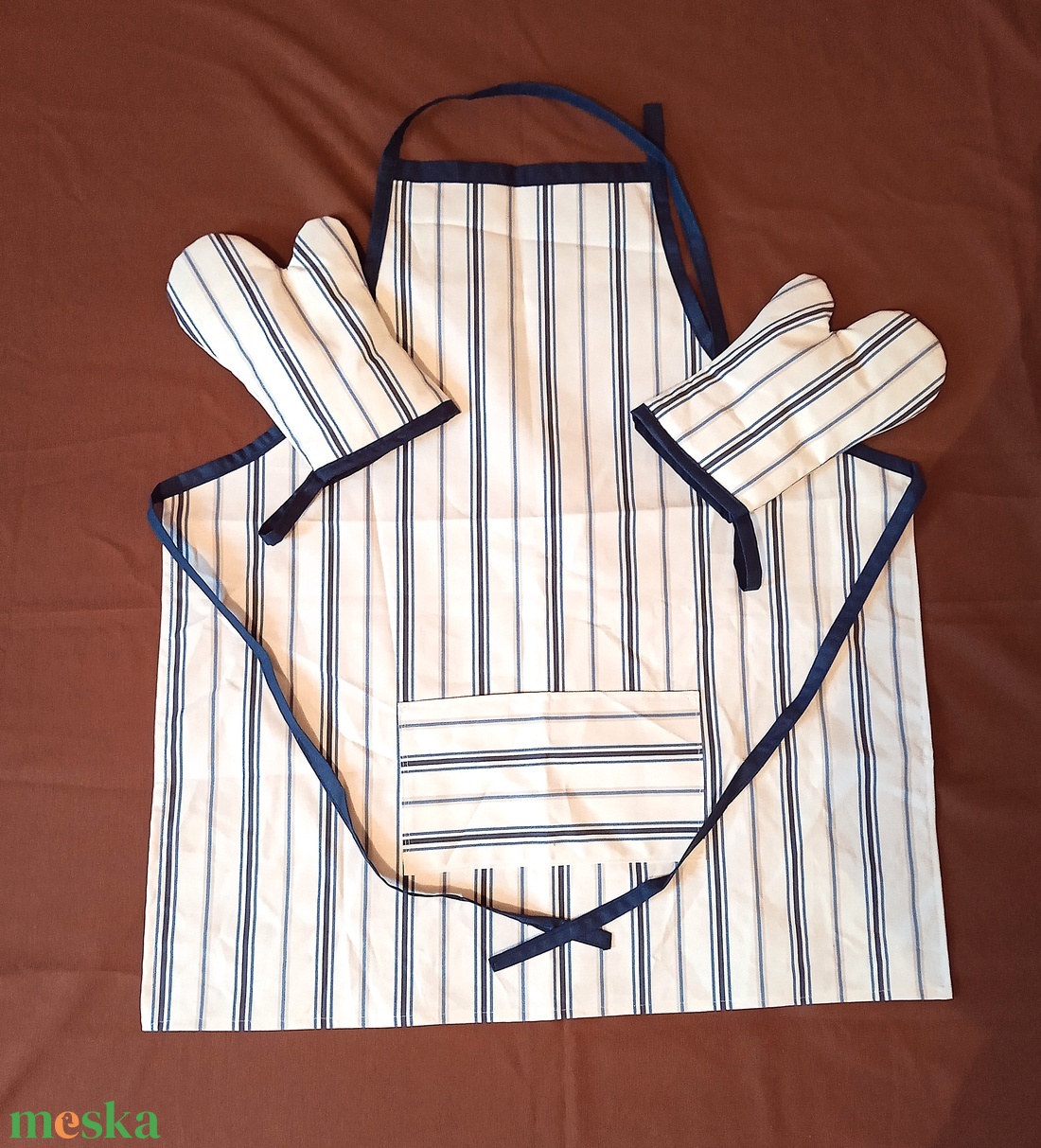 Konyhai szett : kötény, kesztyű -  kék-fehér csíkos - otthon & életmód - konyhafelszerelés, tálalás - konyhai textil - edényfogó & edényfedő - Meska.hu