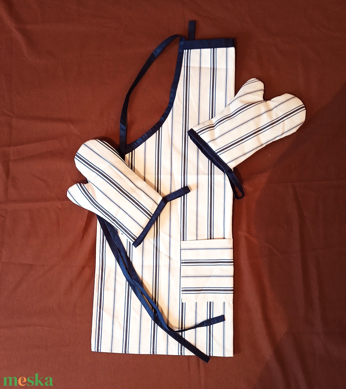 Konyhai szett : kötény, kesztyű -  kék-fehér csíkos - otthon & életmód - konyhafelszerelés, tálalás - konyhai textil - edényfogó & edényfedő - Meska.hu