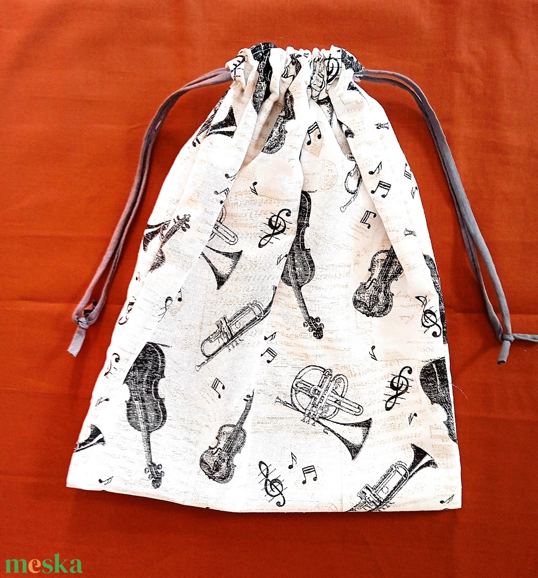 Kenyeres zsák - drapp alapon fekete hangszerek /trombita, hegedű, nagybőgő/ - táska & tok - bevásárlás & shopper táska - kenyeres zsák - Meska.hu