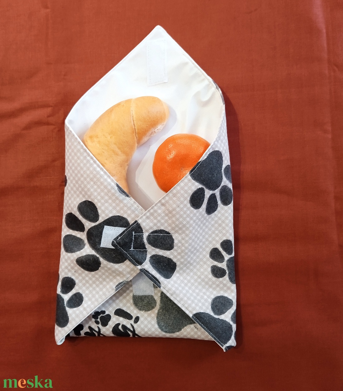 Öko szendvicscsomagoló, újraszalvéta - drapp alapon szürke tappancs /kutyatalp/ mintás - táska & tok - uzsonna- & ebéd tartó - szendvics csomagoló - Meska.hu
