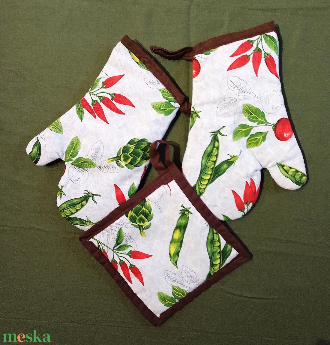 Konyha szett : 2 db kesztyű fedélfogóval - borsó, retek, piros paprika mintás - otthon & életmód - konyhafelszerelés, tálalás - konyhai textil - edényfogó & edényfedő - Meska.hu
