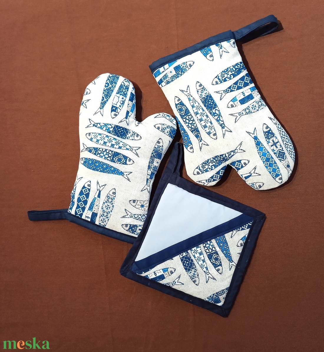 Konyha szett : 2 db kesztyű fedélfogóval -kék szardínia mintás - otthon & életmód - konyhafelszerelés, tálalás - konyhai textil - edényfogó & edényfedő - Meska.hu