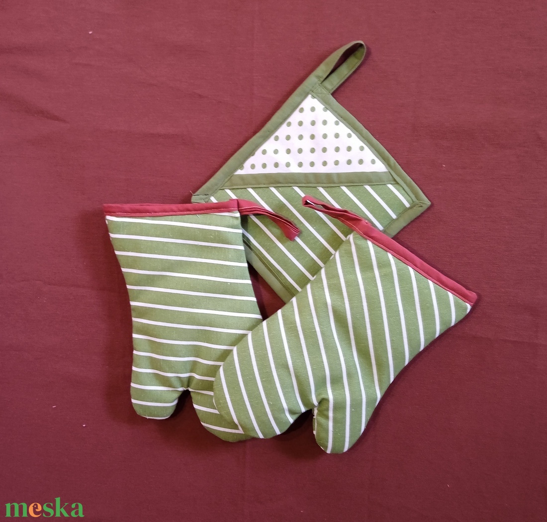 Konyha szett : 2 db kesztyű fedélfogóval - zöld fehér csíkos, pöttyös - otthon & életmód - konyhafelszerelés, tálalás - konyhai textil - edényfogó & edényfedő - Meska.hu