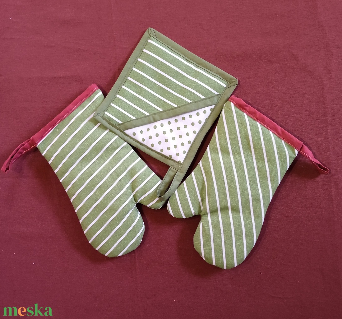 Konyha szett : 2 db kesztyű fedélfogóval - zöld fehér csíkos, pöttyös - otthon & életmód - konyhafelszerelés, tálalás - konyhai textil - edényfogó & edényfedő - Meska.hu