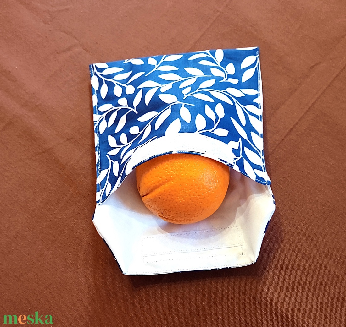 Tépőzáras snackbag,  uzsonnatasak, szendvics tartó - kék alapon fehér levelek - táska & tok - bevásárlás & shopper táska - kenyeres zsák - Meska.hu