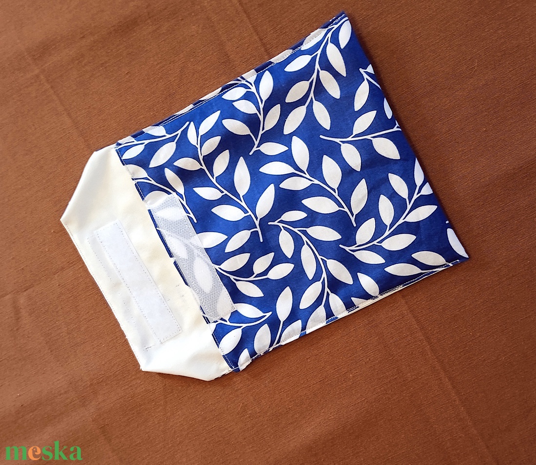 Tépőzáras snackbag,  uzsonnatasak, szendvics tartó - kék alapon fehér levelek - táska & tok - bevásárlás & shopper táska - kenyeres zsák - Meska.hu