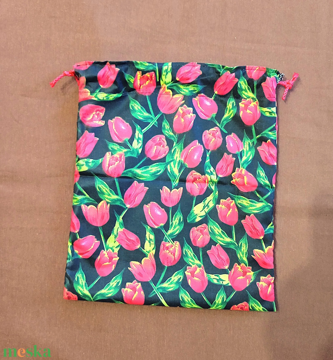 Pékáru frissen tartó zsák - fekete alapon piros tulipánok - táska & tok - bevásárlás & shopper táska - kenyeres zsák - Meska.hu