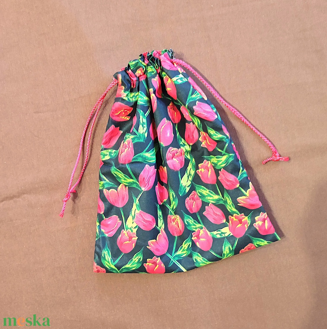 Pékáru frissen tartó zsák - fekete alapon piros tulipánok - táska & tok - bevásárlás & shopper táska - kenyeres zsák - Meska.hu