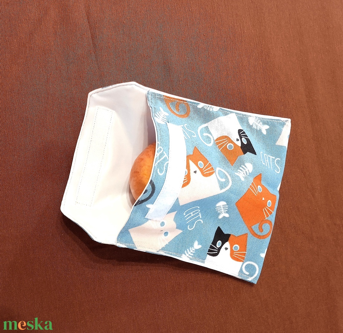 Tépőzáras snackbag,  uzsonnatasak, szendvics tartó -Kék alapon cicás, dekor vászon - táska & tok - bevásárlás & shopper táska - kenyeres zsák - Meska.hu