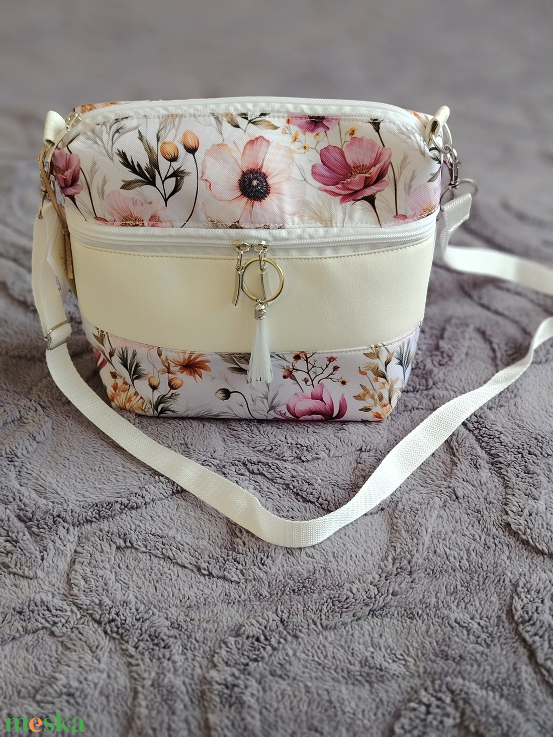 Válltáska fehér alapon virágmintával - táska & tok - kézitáska & válltáska - vállon átvethető táska - Meska.hu