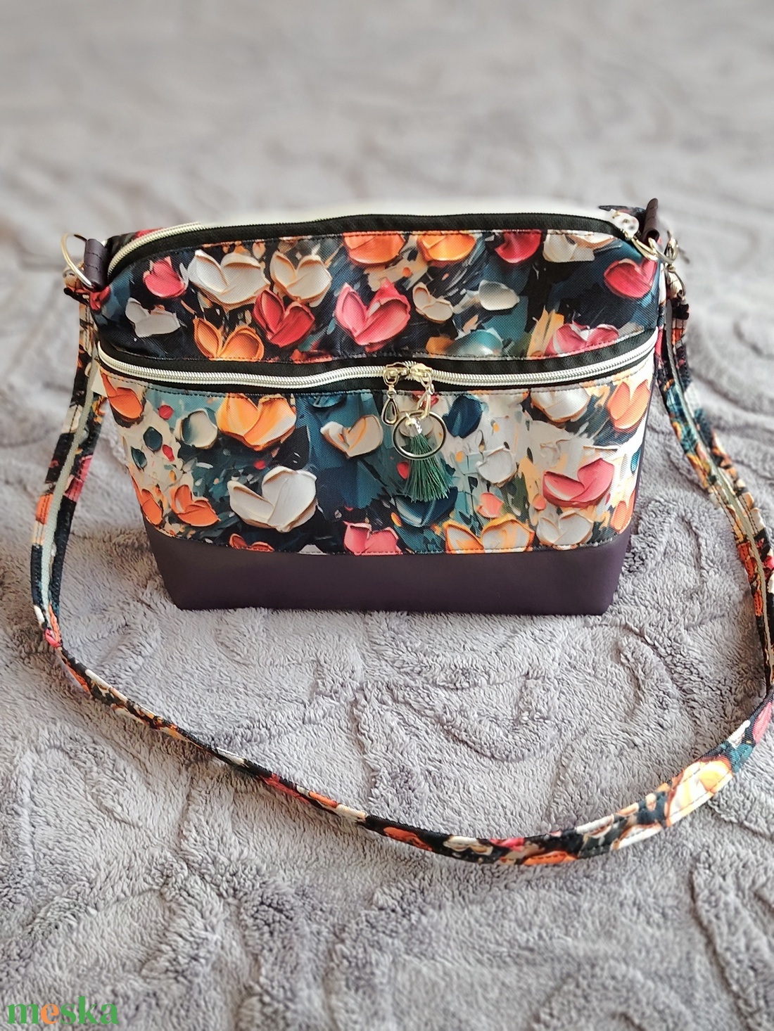 Válltáska festett szívek mitával - táska & tok - kézitáska & válltáska - vállon átvethető táska - Meska.hu