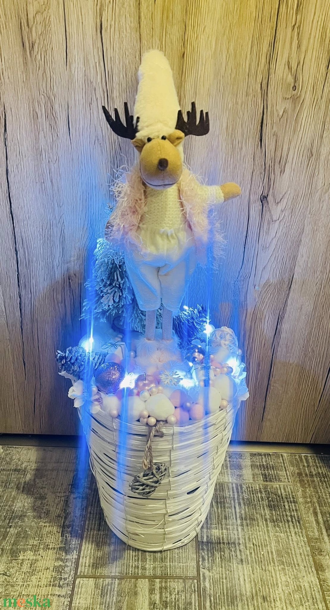 LED világításos télies dekor szarvassal rózsaszín fehér színben, ajtó mellé vagy önálló díszként - karácsony - karácsonyi kültéri dekoráció - Meska.hu