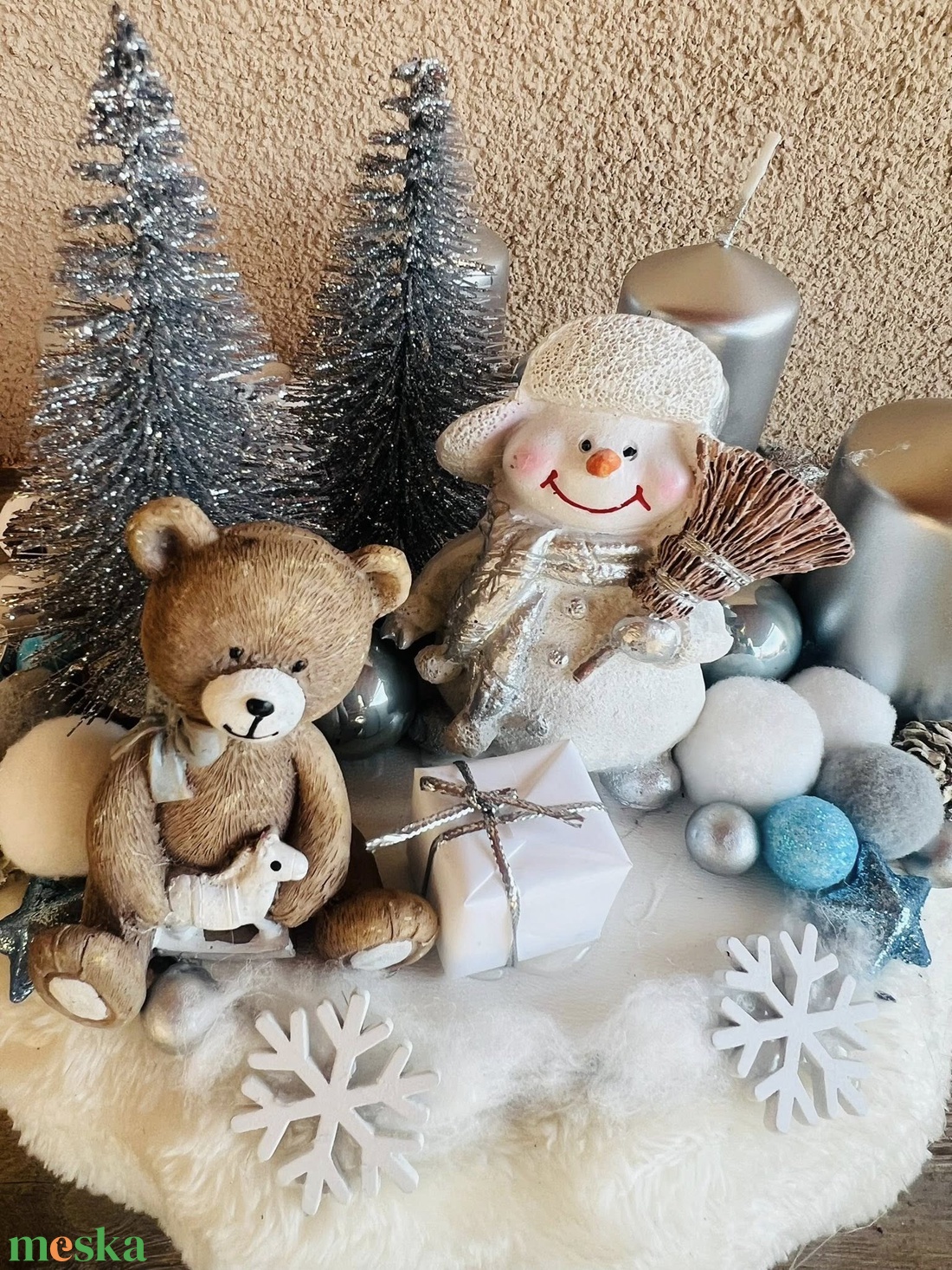 Hóemberes adventi koszorú  4 gyertyás, ezüst-fehér-kék színvilágban - karácsony - adventi díszek - adventi asztaldísz - Meska.hu