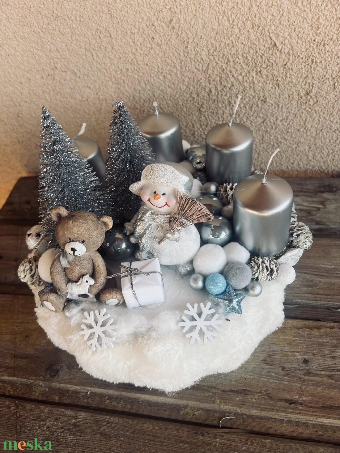 Hóemberes adventi koszorú  4 gyertyás, ezüst-fehér-kék színvilágban - karácsony - adventi díszek - adventi asztaldísz - Meska.hu