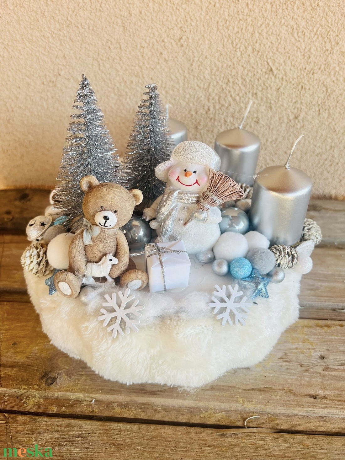 Hóemberes adventi koszorú  4 gyertyás, ezüst-fehér-kék színvilágban - karácsony - adventi díszek - adventi asztaldísz - Meska.hu