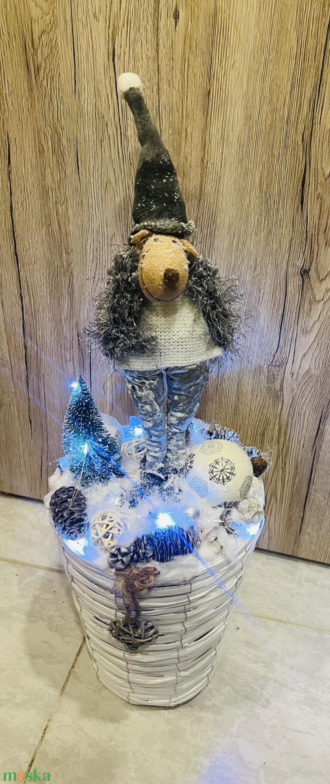 Szürkefehér vendégváró dekor LED-fénnyel és szarvassal  71 cm magas - karácsony - karácsonyi lakásdekoráció - karácsonyfa, grincsfa - Meska.hu