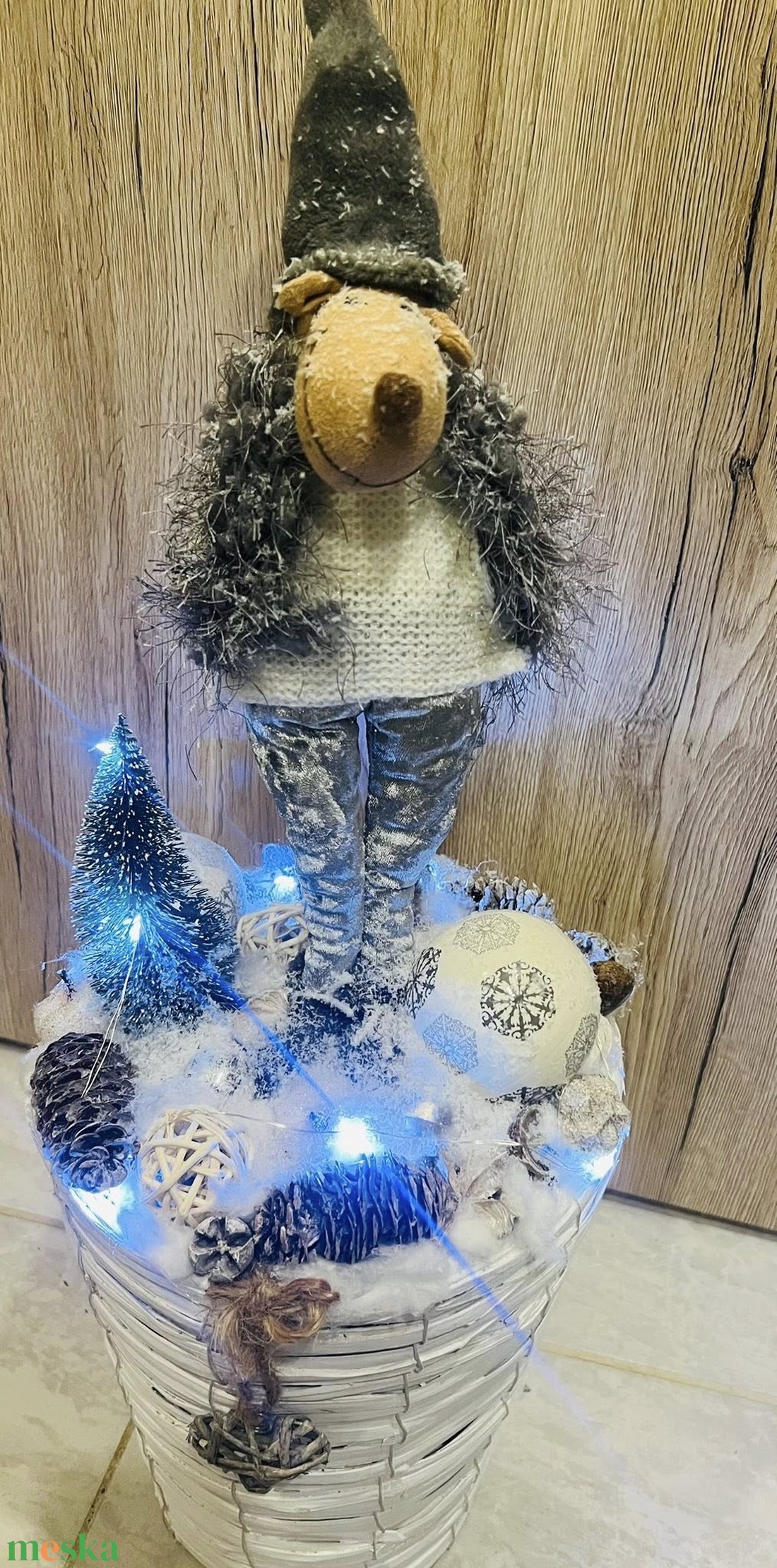 Szürkefehér vendégváró dekor LED-fénnyel és szarvassal  71 cm magas - karácsony - karácsonyi lakásdekoráció - karácsonyfa, grincsfa - Meska.hu