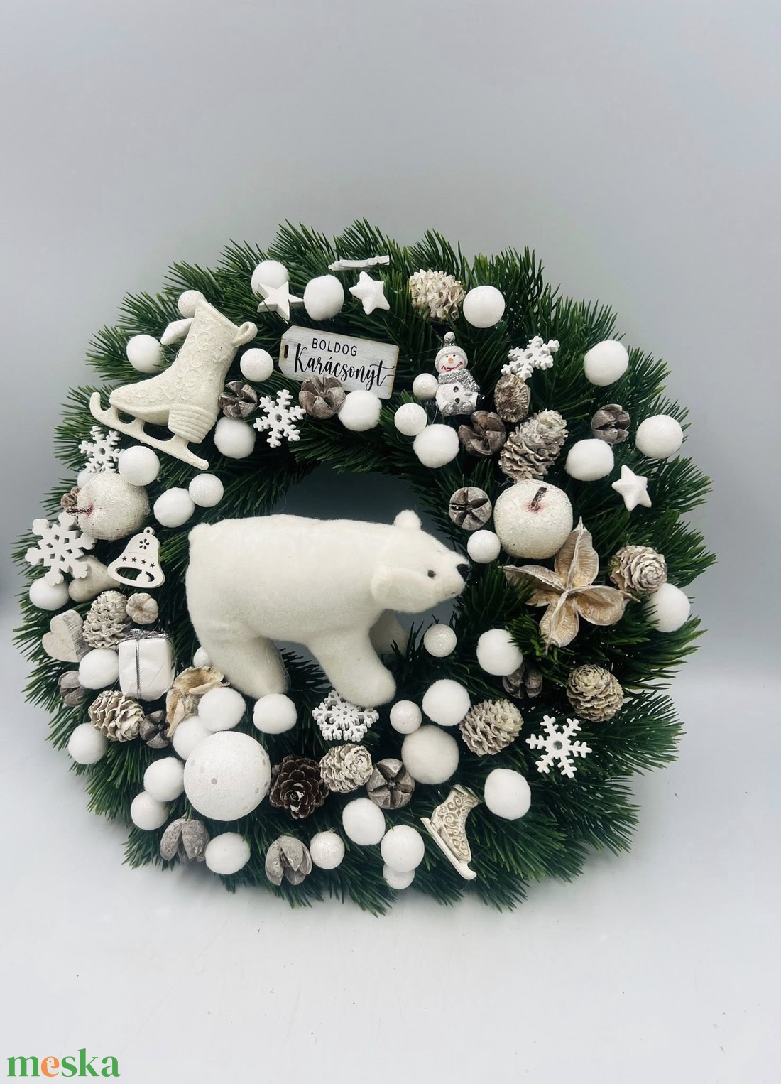  40 cm-es műfenyős karácsonyi ajtódísz fehér díszekkel és jegesmedvével - karácsony - adventi díszek - adventi ajtódísz - Meska.hu