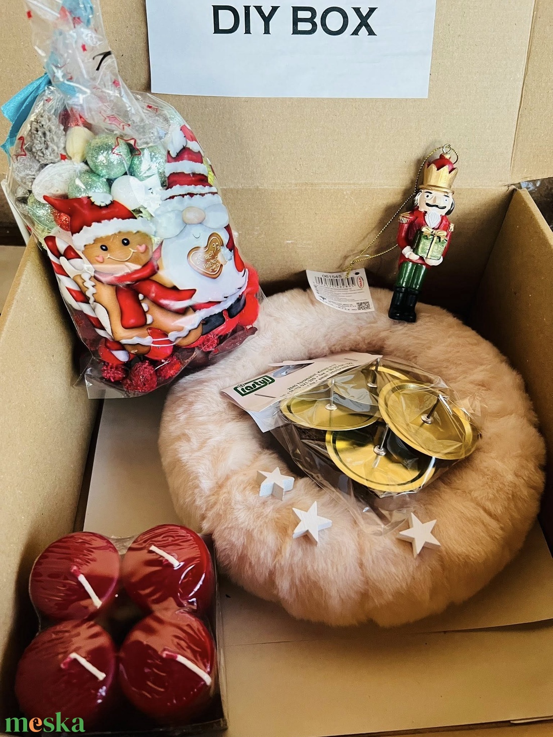 DIY Adventi 4 gyertyás csináld magad  díszítő csomag szőrme alappal és diótörő figurával - karácsony - adventi díszek - adventi asztaldísz - Meska.hu