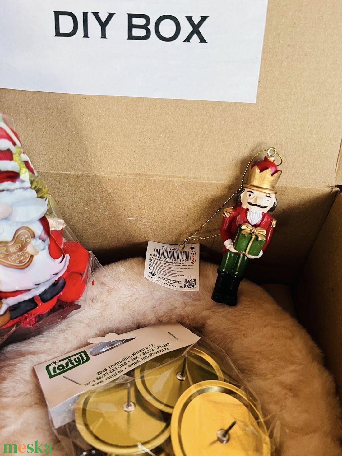 DIY Adventi 4 gyertyás csináld magad  díszítő csomag szőrme alappal és diótörő figurával - karácsony - adventi díszek - adventi asztaldísz - Meska.hu