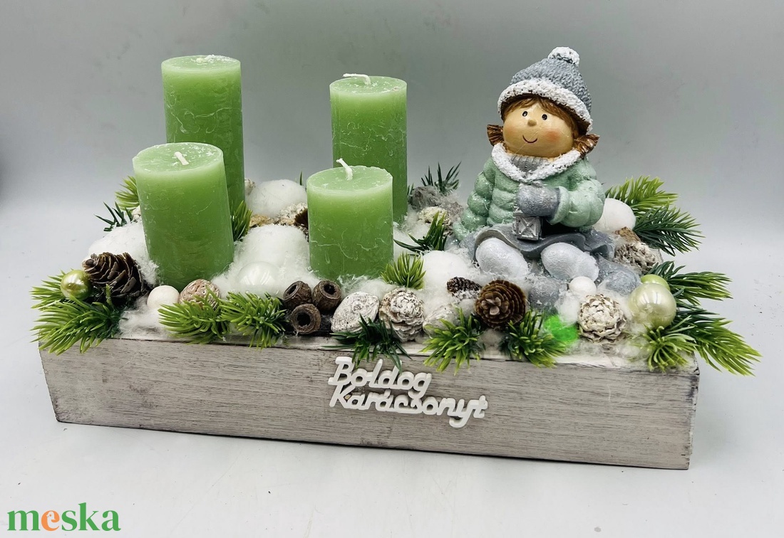 Karácsonyi asztaldísz zöld gyertyákkal és figurával - karácsony - adventi díszek - adventi asztaldísz - Meska.hu