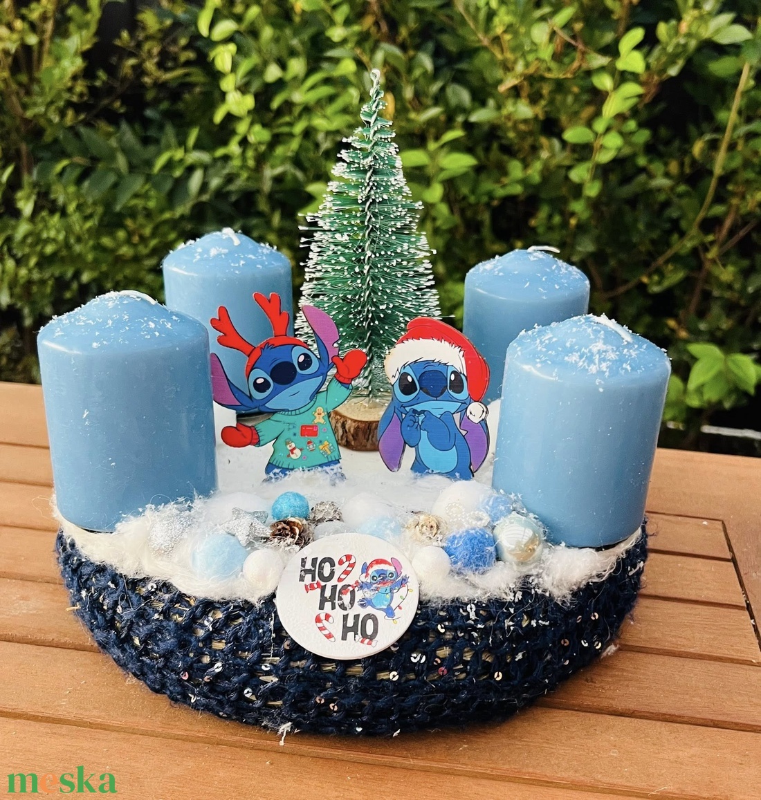  MINDEN AMI KARÁCSONY (ASZTALDÍSZ,AJTÓDÍSZ,DEKOROK STB) Stich Adventi Asztaldísz  26 cm  4 Vastag Kék Gyertyával  Sti - karácsony - adventi díszek - adventi asztaldísz - Meska.hu