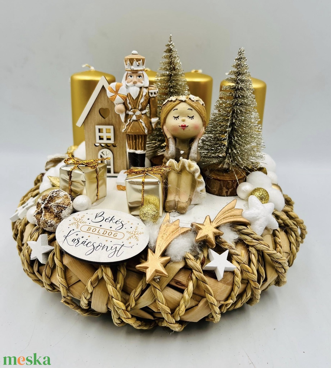 Aranyfehér diótörős adventi koszorú  4 gyertyával, prémium dekorokkal (kb. 2527 cm) - karácsony - karácsonyi lakásdekoráció - ünnepi asztaldekoráció - Meska.hu