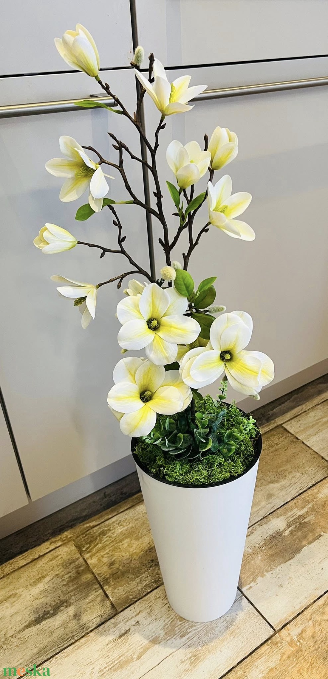 Magnólia padlóvázában  -  - Meska.hu