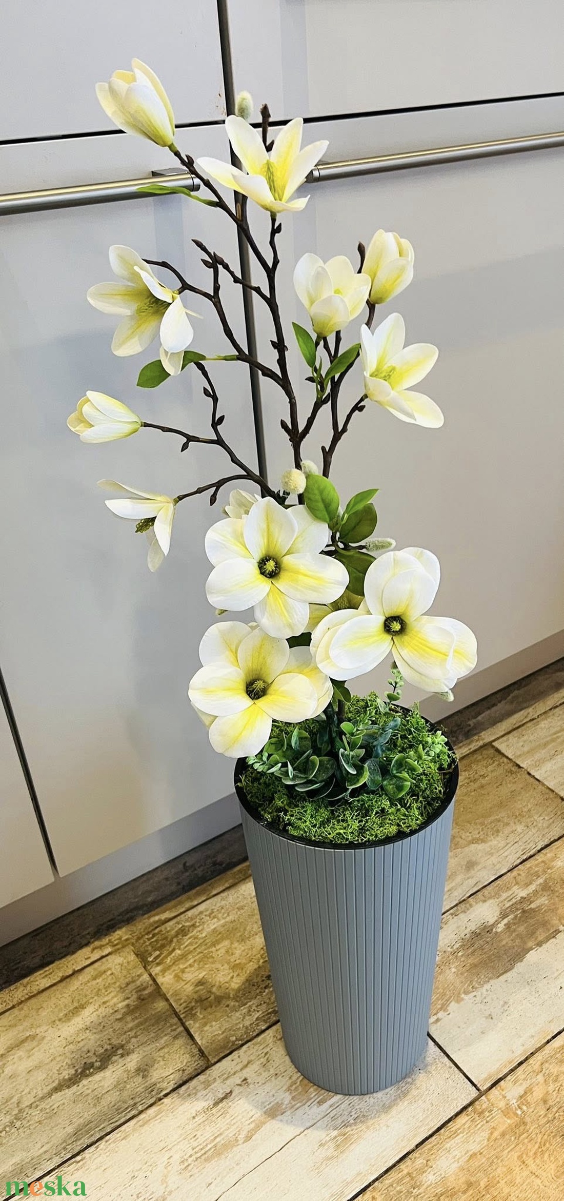 Magnólia padlóvázában  -  - Meska.hu