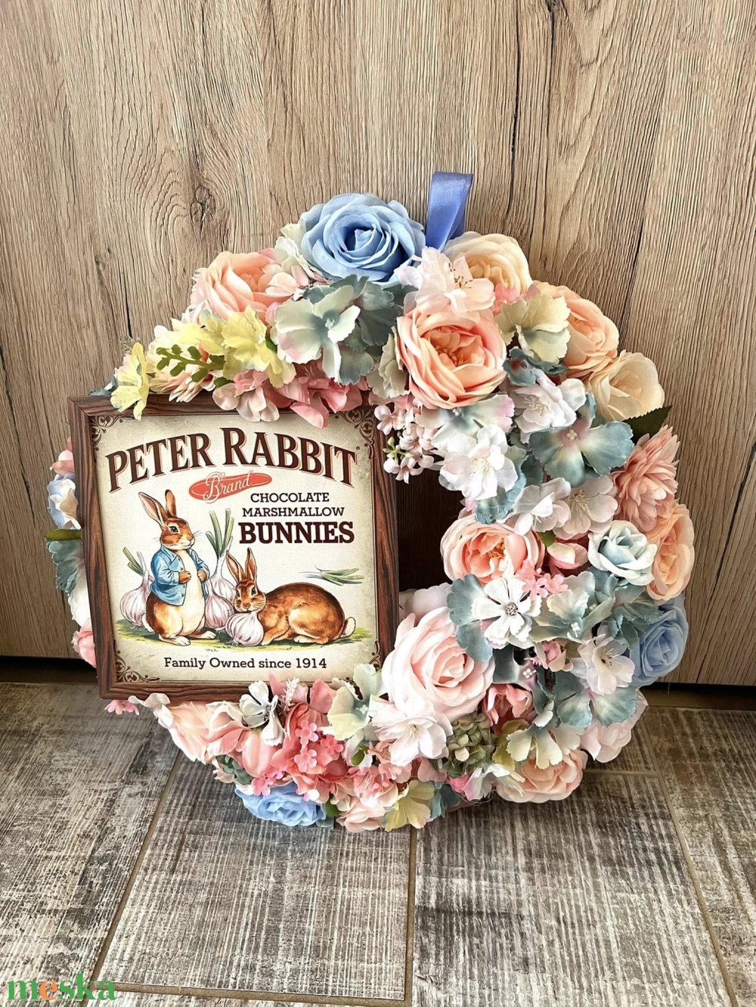 Extra nagy méretű Nyúl Péter ajtódísz művirággal, fa táblával - otthon & életmód - dekoráció - ajtó- és ablak dekoráció - ajtódísz & kopogtató - Meska.hu