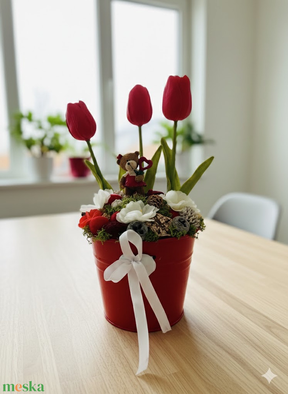 Szives kaspós macis asztaldíszpiros tulipánnal - otthon & életmód - dekoráció - virágdekoráció - virágdíszek - virágdísz kaspóban - Meska.hu