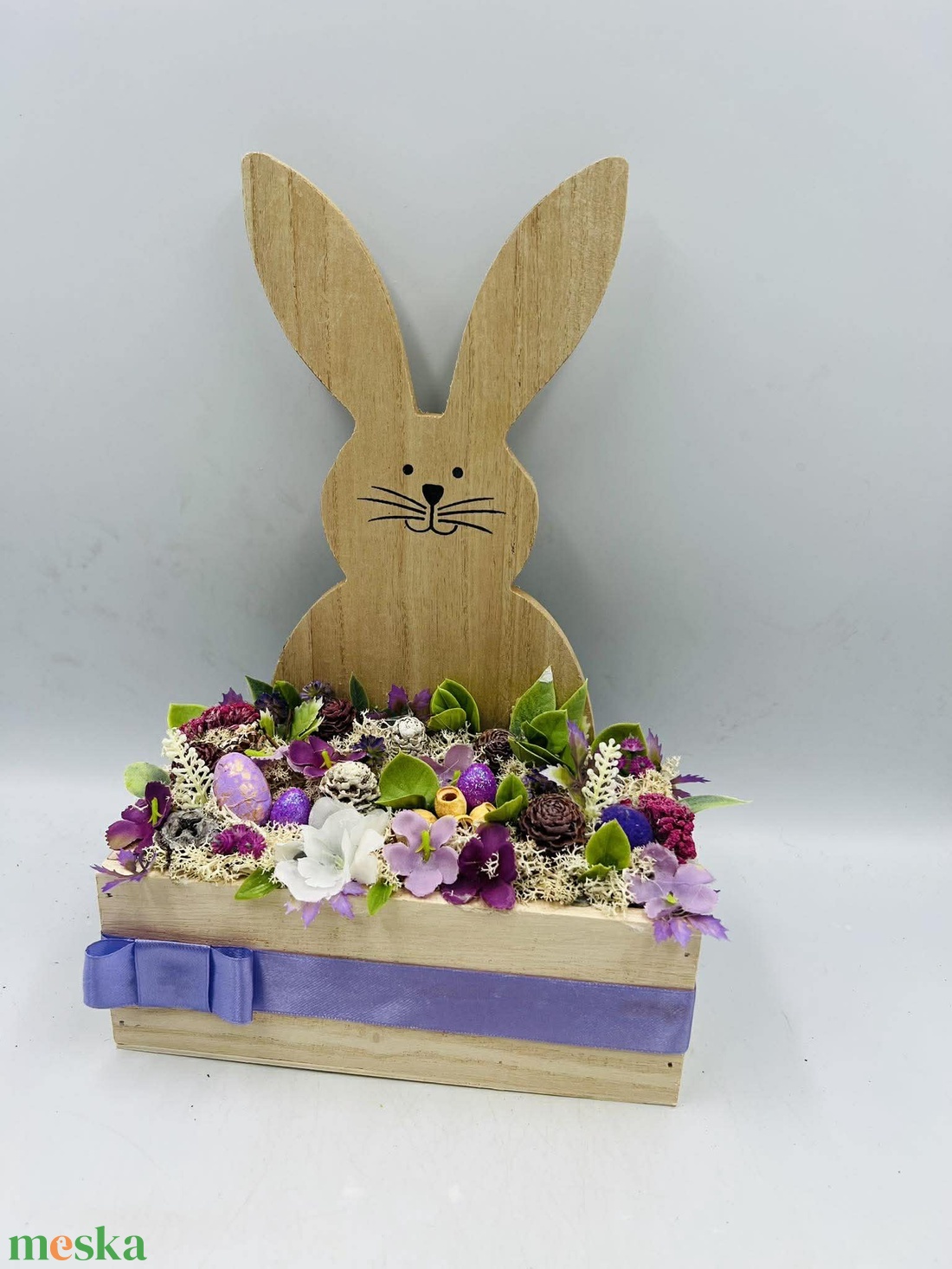 Húsvéti láda nyúllal � fa, 20�11�30 cm, natúr szín, virágokkal és terméssel, lila díszítéssel - ünnepi díszek, dekorációk - húsvéti díszek és dekorációk - húsvéti virágos díszek - Meska.hu