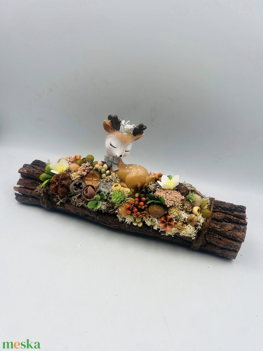 Bambis asztaldísz natur színekkel fa rönkön - otthon & életmód - virágdekoráció - virágdíszek - asztali virágdísz - Meska.hu