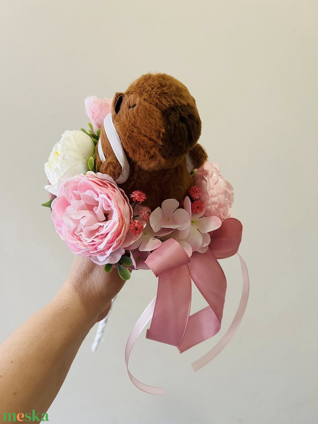 Kapibara ballagási csokor � rózsaszín díszítéssel, mancsos hátizsákkal - otthon & életmód - virágdekoráció - virágok - virágcsokor - Meska.hu