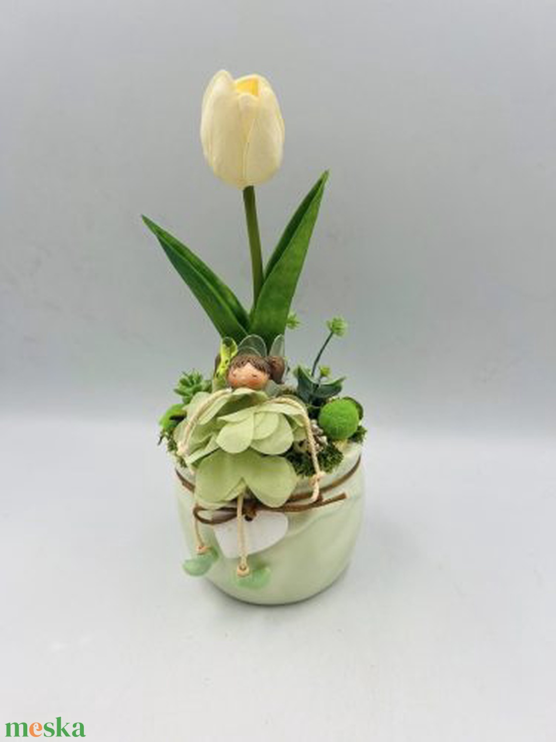 Asztaldísz fehér�zöld színvilágban figurával, kerámia kaspóban - otthon & életmód - virágdekoráció - virágdíszek - virágdísz kaspóban - Meska.hu