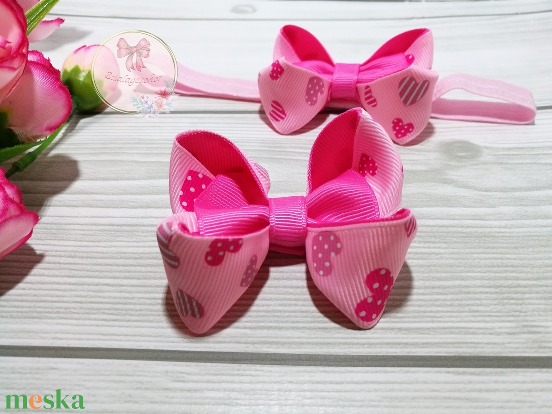 Rózsaszín pink szíves masni hajpánt, hajcsat, hajgumi - ruha & divat - hajdísz & hajcsat - hajráf & hajpánt - Meska.hu Rózsaszín pink szíves masni hajpánt, hajcsat, hajgumi - ruha & divat - hajdísz & hajcsat - hajráf & hajpánt - Meska.hu