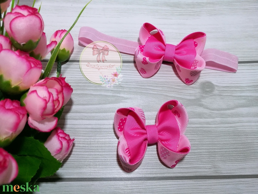 Rózsaszín pink szíves masni hajpánt, hajcsat, hajgumi - ruha & divat - hajdísz & hajcsat - hajráf & hajpánt - Meska.hu Rózsaszín pink szíves masni hajpánt, hajcsat, hajgumi - ruha & divat - hajdísz & hajcsat - hajráf & hajpánt - Meska.hu