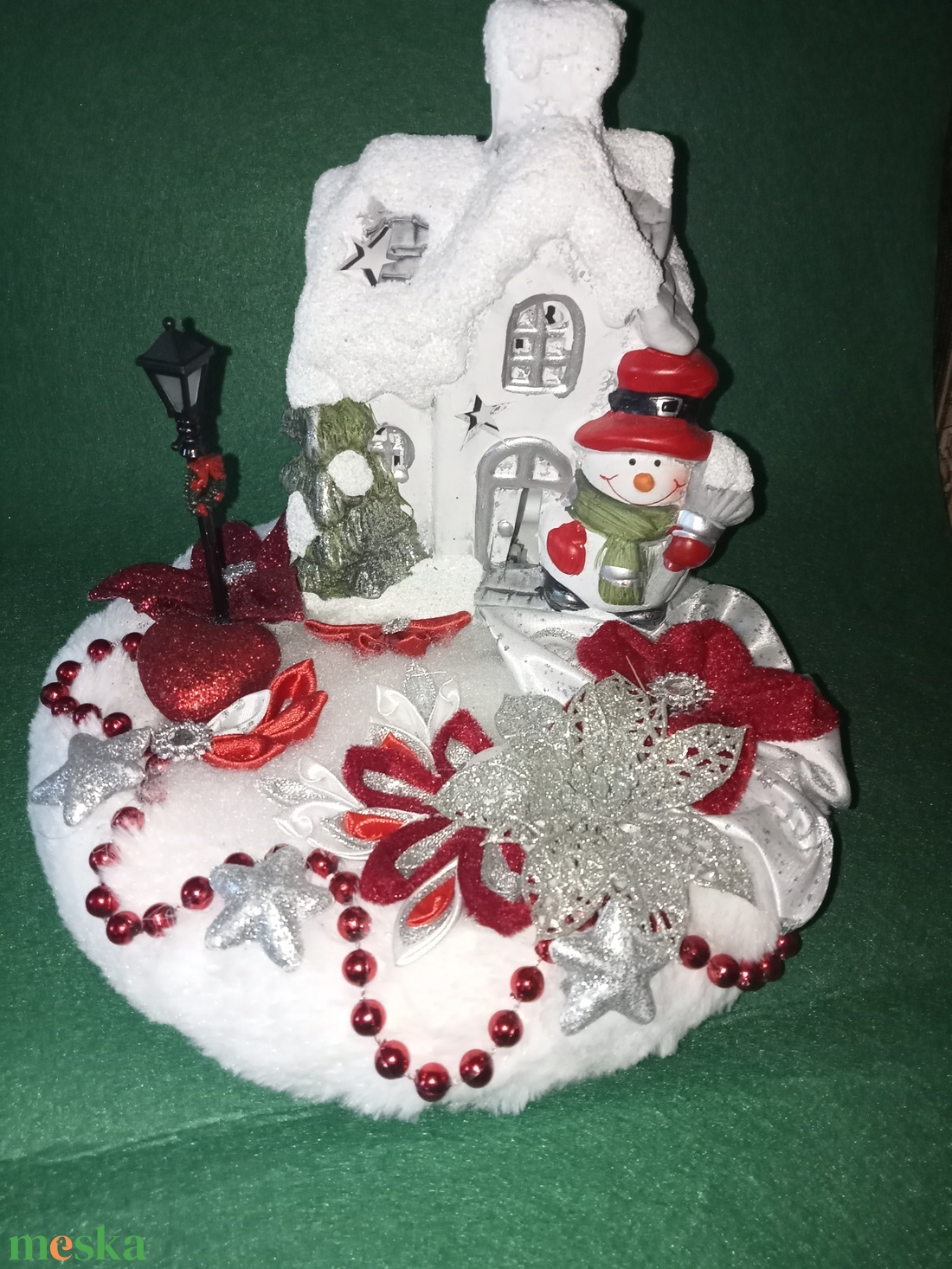 Világító házikós asztaldísz ezüst-pirosban - karácsony - adventi díszek - adventi asztaldísz - Meska.hu