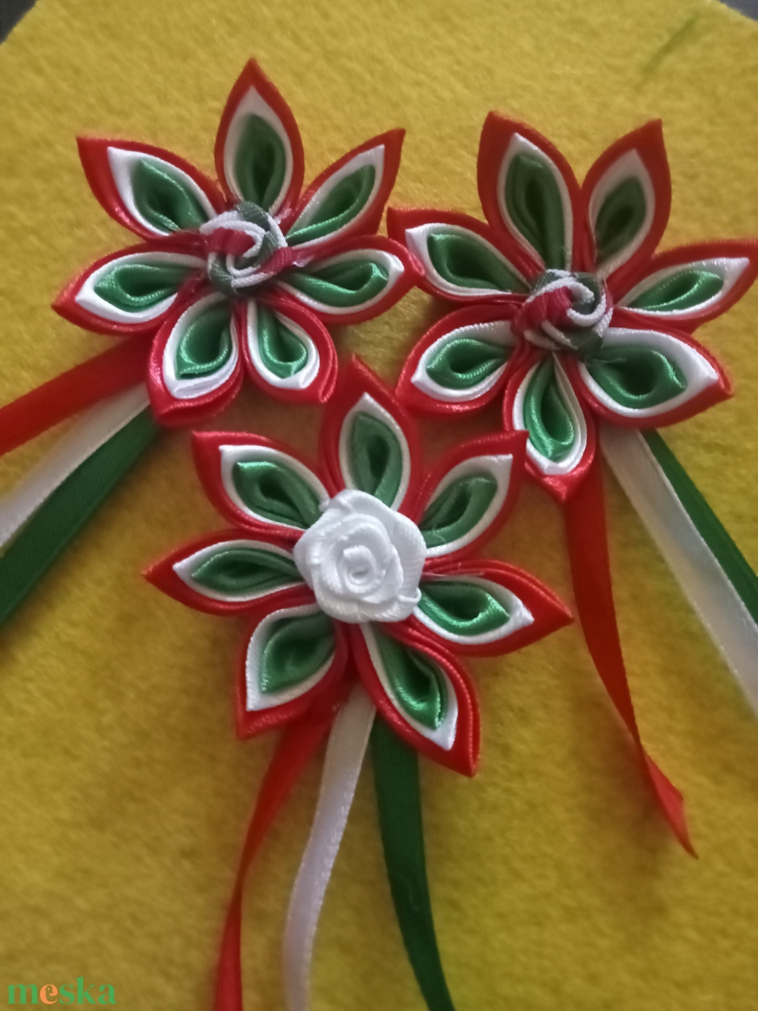 Kokárda szalaggal - ékszer - kitűző és bross - Meska.hu