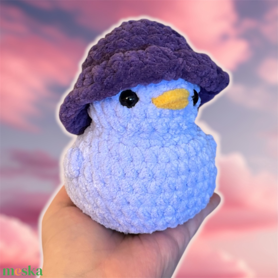 Horgolt lila kalapos kacsa - játék & sport - plüssállat & játékfigura - madár - Meska.hu