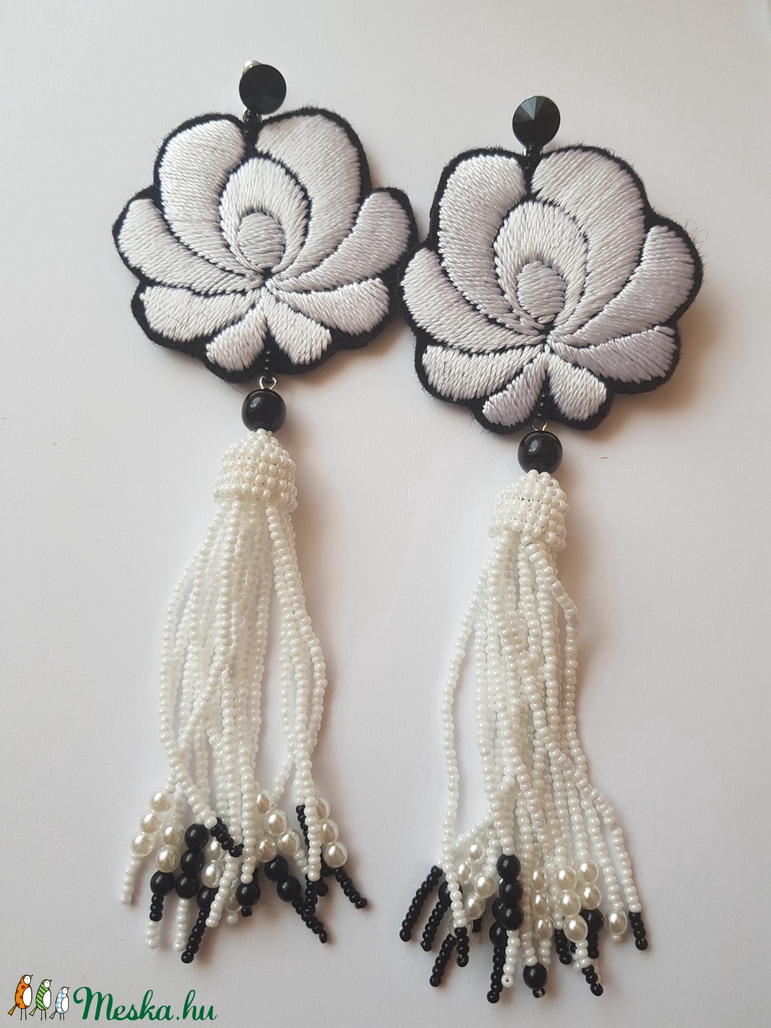 Fehér Matyó rózsa fülbevaló - ékszer - fülbevaló - rojtos fülbevaló - Meska.hu