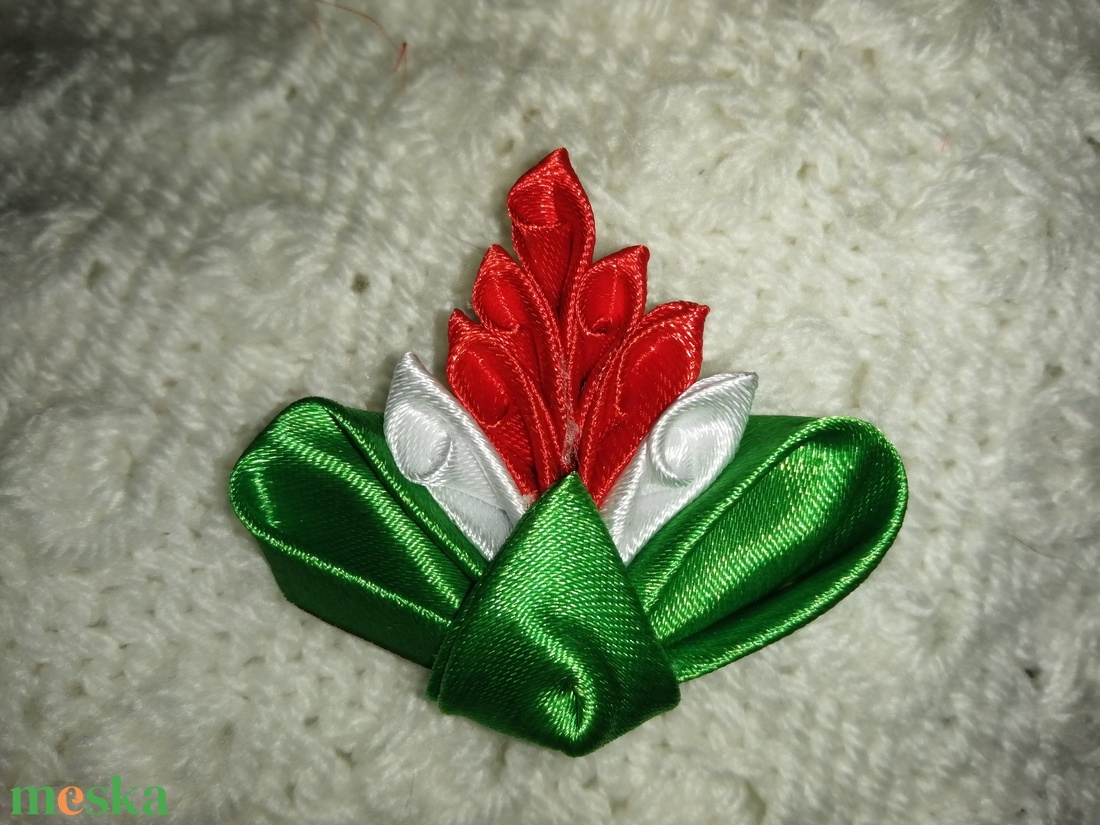 Kokárda virág kitűző - ékszer - kitűző és bross - kitűző - Meska.hu Kokárda virág kitűző - ékszer - kitűző és bross - kitűző - Meska.hu