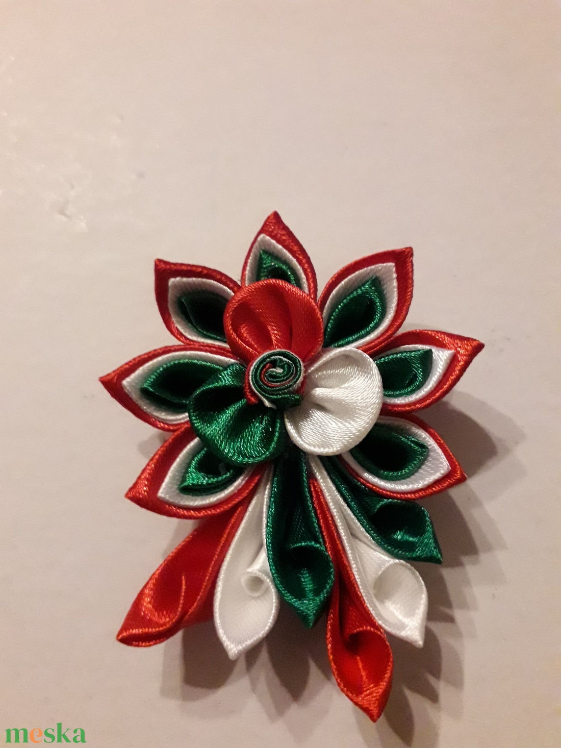 Kokárda kitűző - ékszer - kitűző és bross - kitűző - Meska.hu Kokárda kitűző - ékszer - kitűző és bross - kitűző - Meska.hu