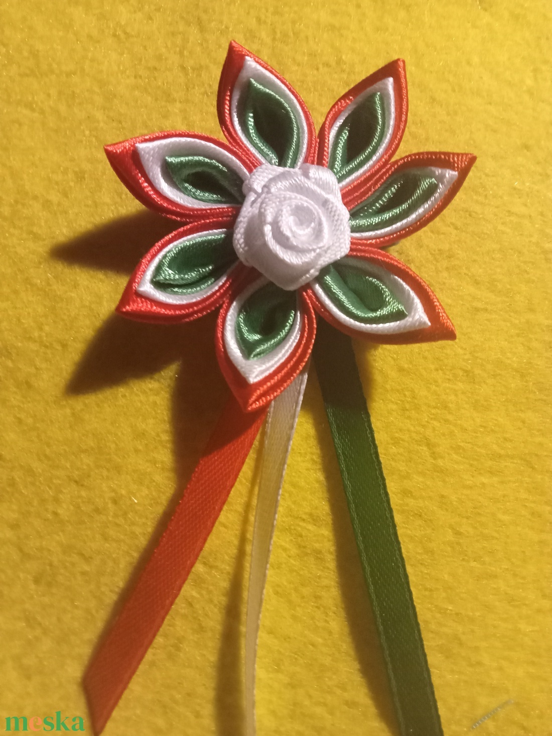 Kokárda szalaggal - ékszer - kitűző és bross - kitűző - Meska.hu Kokárda szalaggal - ékszer - kitűző és bross - kitűző - Meska.hu