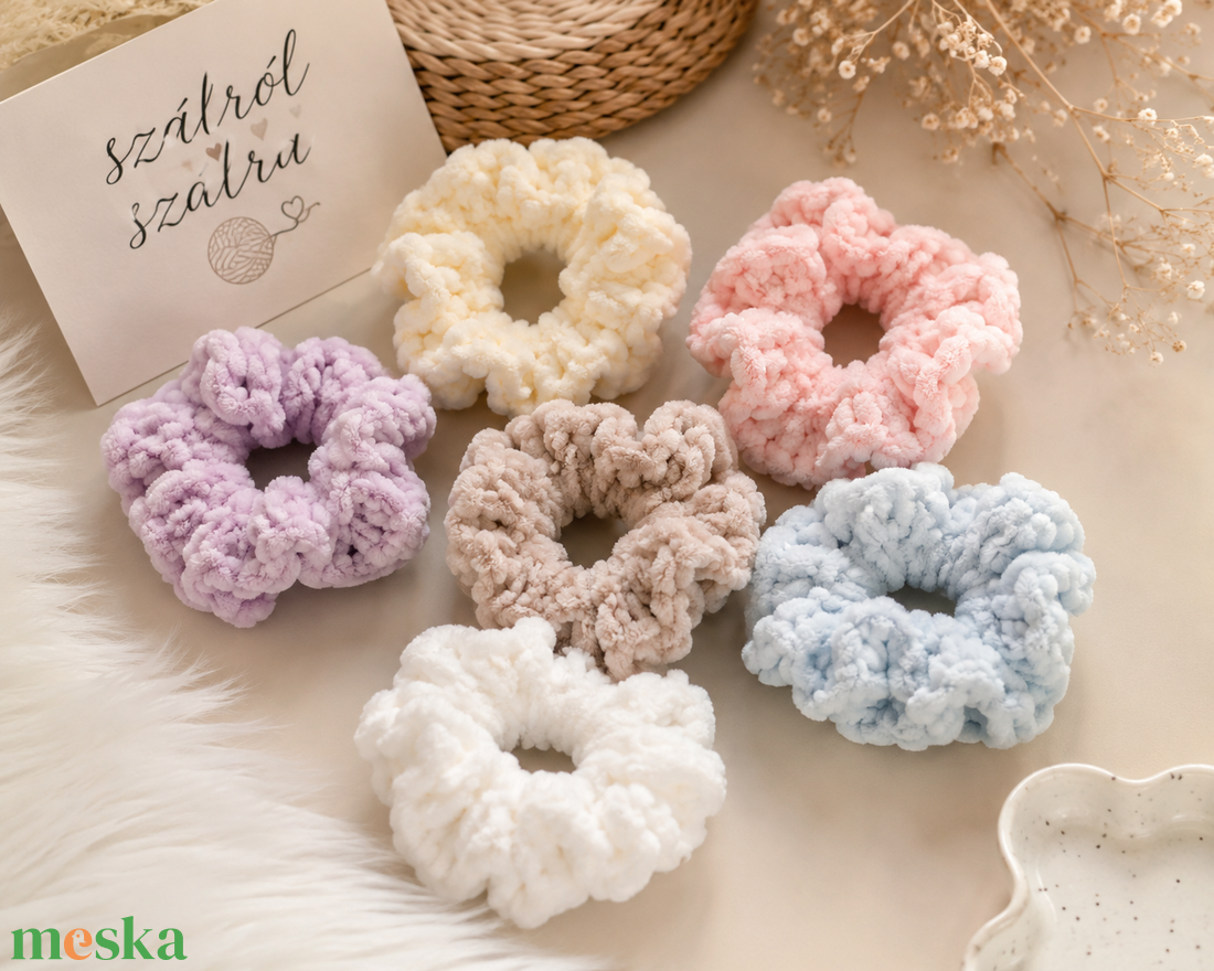 Puha plüss horgolt scrunchie � - ruha & divat - hajdísz & hajcsat - hajgumi - Meska.hu